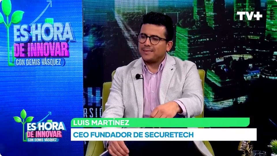 Luis Martínez, CEO fundador de SecureTech, entrevistado en el set de Es Hora de Innovar de TV+