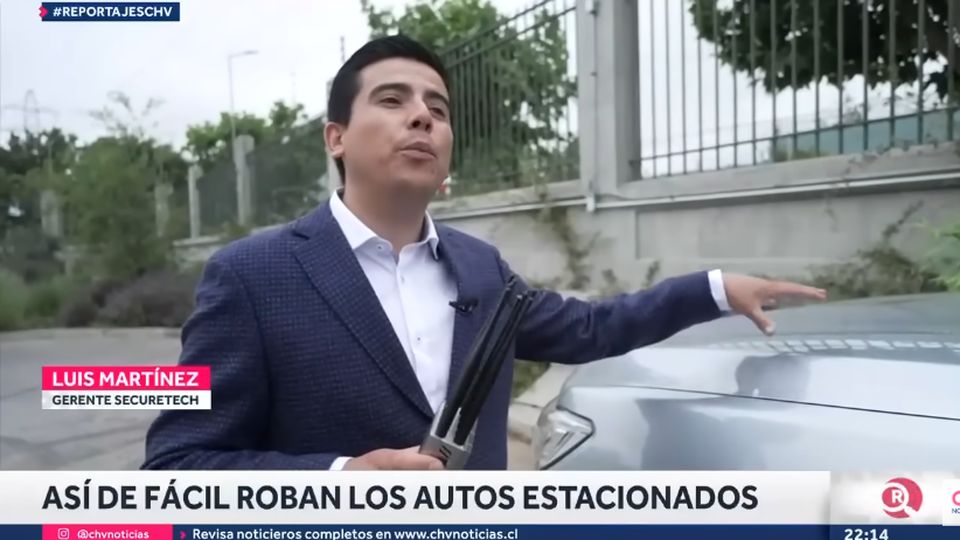 Luis Martínez, gerente de SecureTech, muestra un inhibidor de señal en CHV Noticias
