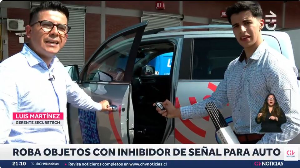 Luis Martínez, gerente de SecureTech, junto a un vehículo SecureTech en CHV Noticias